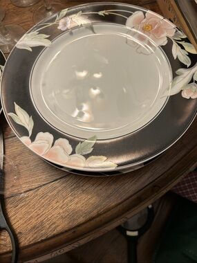 Finesse Black Magic Fine  JAPAN China Dinner Plates (4) Pink & Black